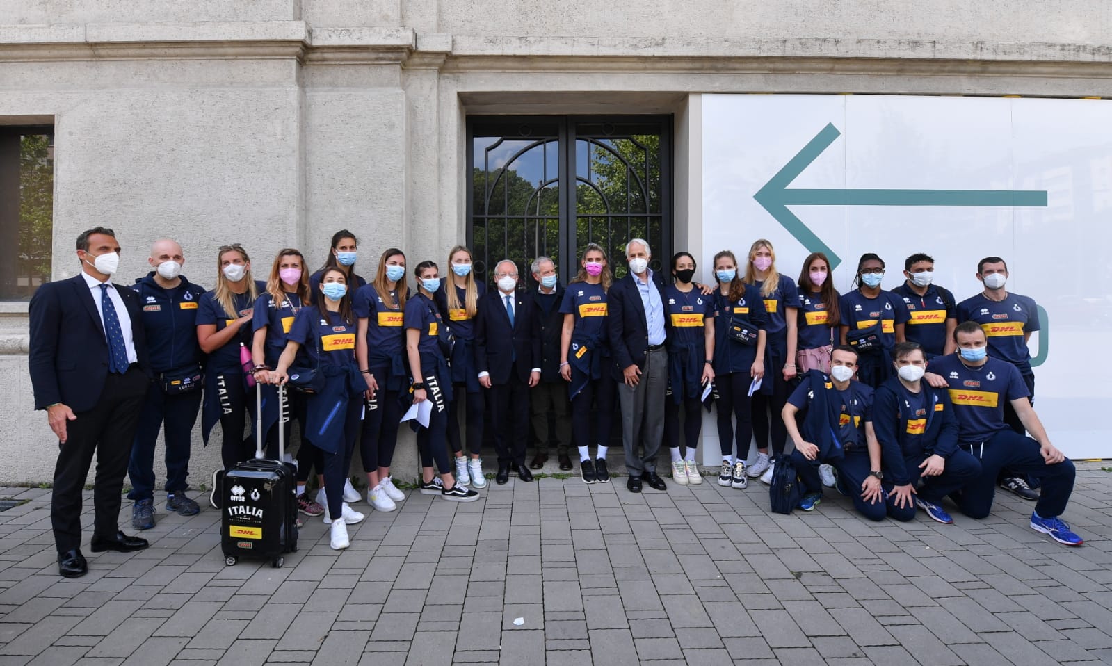 Malagò e Mornati nell'hub di Milano per la vaccinazione della Nazionale femminile di pallavolo
