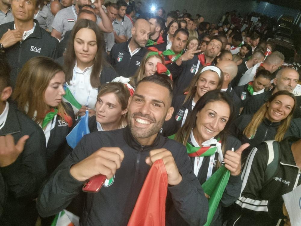 Curtain rises on Oran 2022, Team Italy parades behind flag bearers Bacosi and Busà