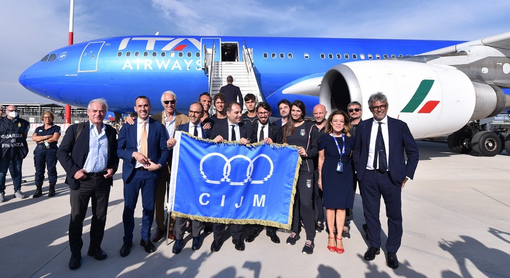 The flag of the Games lands in Italy. Malagò, 'from today burdens and honours to Taranto 2026'