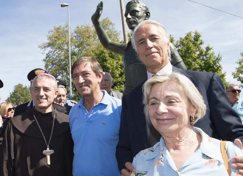 Fausto Coppi torna a Castellania. Malagò inaugura la statua realizzata per Roma ‘60