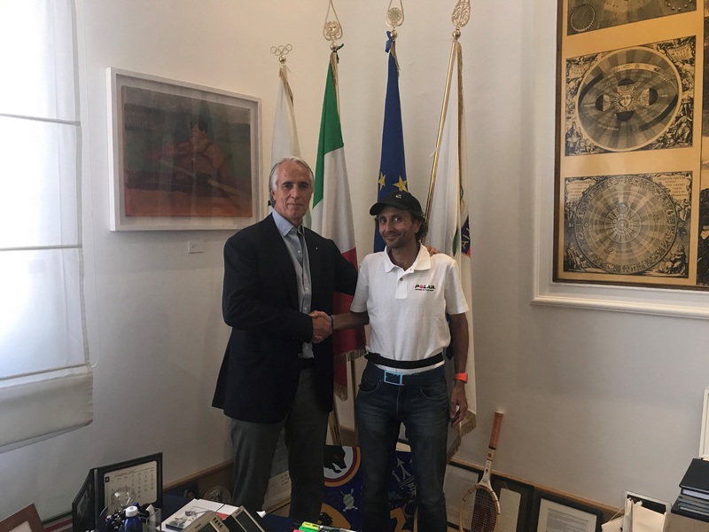 Giorgio Calcaterra al Foro Italico. Malagò ha ricevuto l'ultramaratoneta azzurro