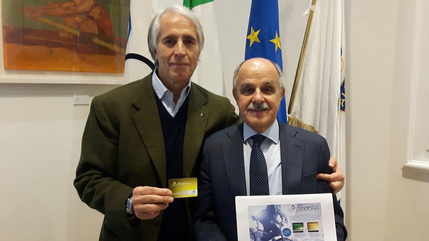 Malagò riceve la tessera "UrbanBike" dal Presidente FCI Renato Di Rocco