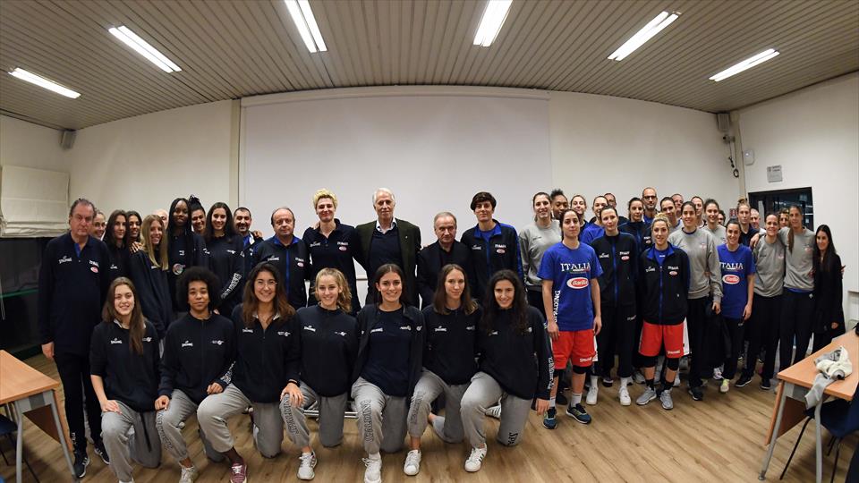 Malagò incontra con Petrucci la Nazionale femminile e le ragazze dell'High School BasketLab