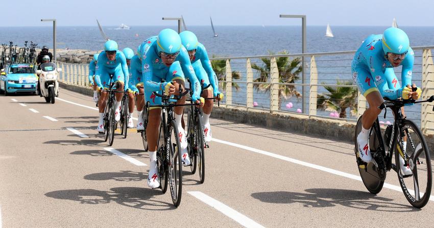 Giro d'Italia, Aru sorprende nella crono a squadre: 3°. Gerrans prima maglia rosa