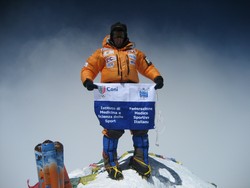 FMSI: La bandiera della Federazione e dell'Istituto di Medicina e Scienza dello Sport del CONI sulla vetta dell'Everest