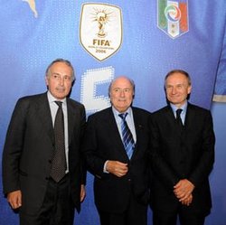 MONDIALI 2006: Blatter consegna il badge dei campioni agli azzurri, Petrucci sostiene la proposta FIFA per limitare gli stranieri