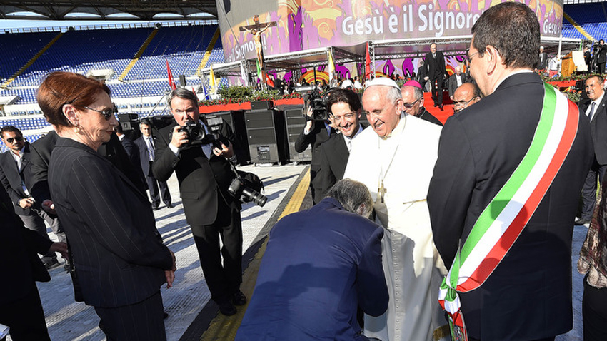 Papa Francesco all’Olimpico: festa per 52 mila fedeli. La commozione del Presidente Malagò
