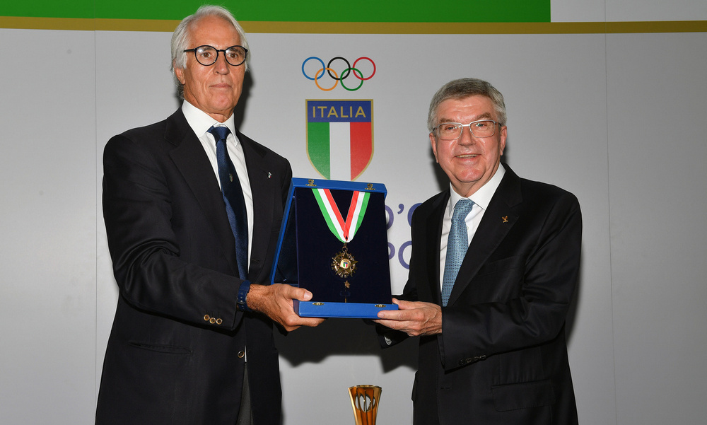Malagò awards the Collare d’Oro to Thomas Bach. The IOC President: "A prestigious accolade. Thank you from the bottom of my heart"