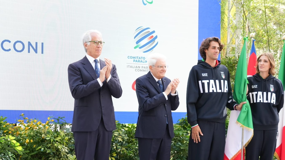  Mattarella consegna la bandiera ad Errigo e Tamberi: “A Parigi 2024 onorerete l’Italia” 