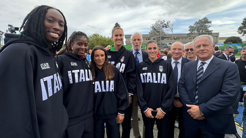 Malagò all'inaugurazione dell'anno scolastico con le campionesse olimpiche del volley e l'oro della vela Maggetti: "Atleti eroi moderni"