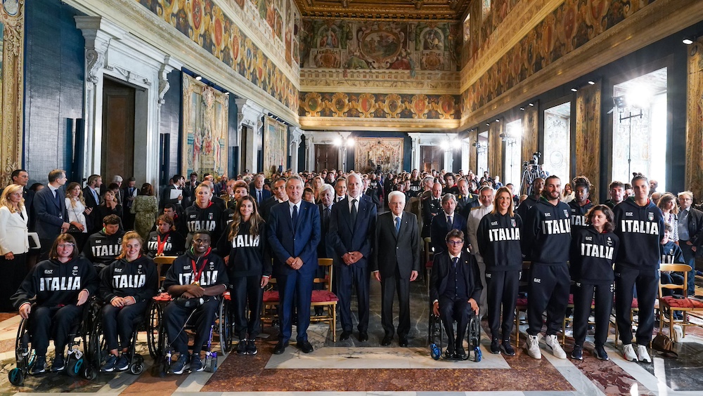 Riconsegnato il Tricolore, Mattarella: “I successi di Parigi confermano l’eccellente stato di salute dello sport italiano”