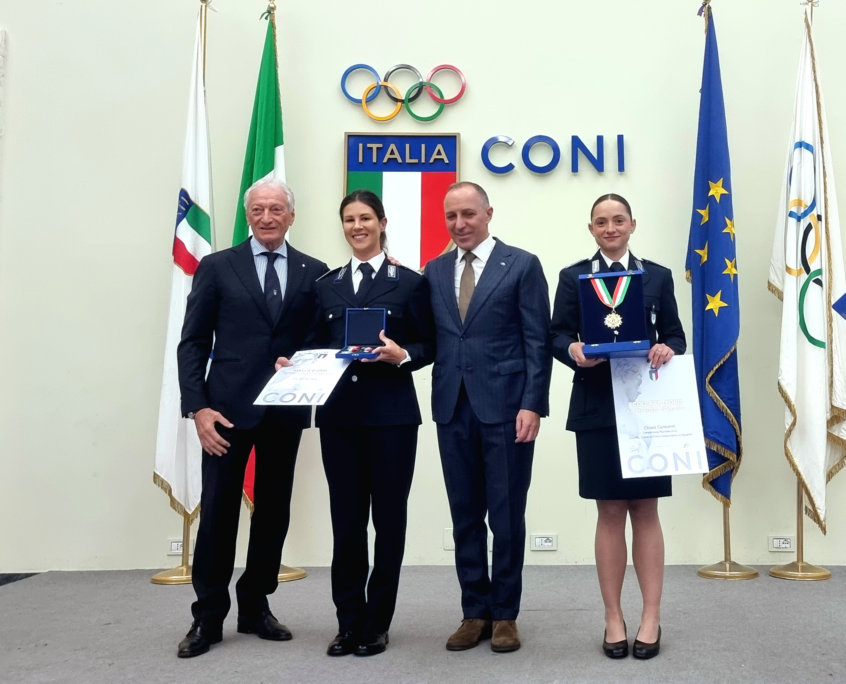Buonfiglio presents the Collare d'Oro to Chiara Consonni and the Stella d'Oro to Elena Cecchini during cycling's Giro d'Onore