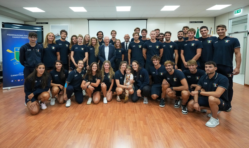Buonfiglio visits the Italian rowing team in training at Piediluco: “Best of luck for the World Championships in Shanghai”