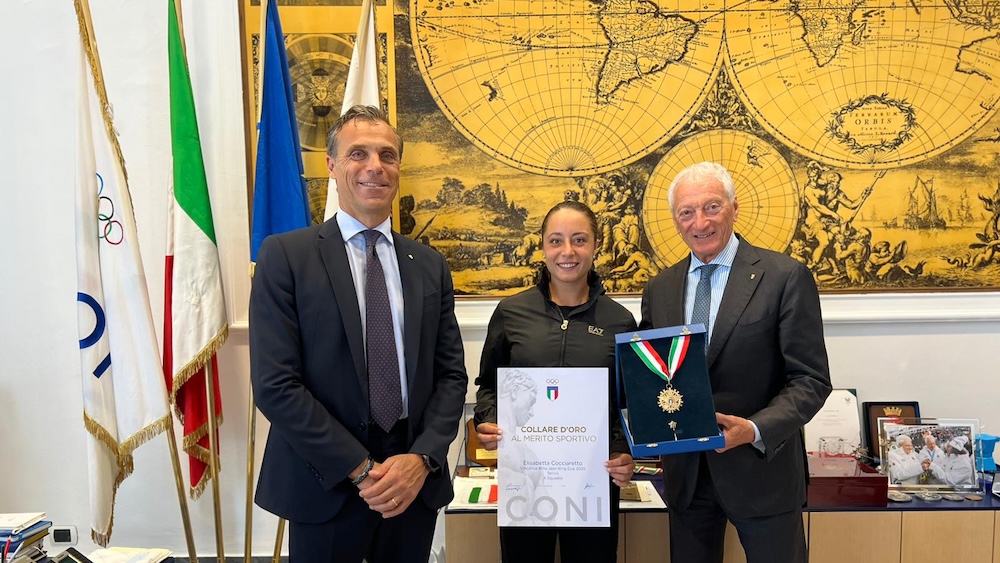 Cocciaretto receives the Collare d’Oro from Buonfiglio and Mornati: “I will carry the emotions of these weeks with me forever”