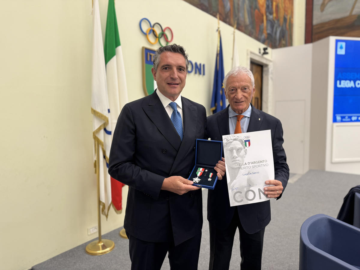 President Buonfiglio presents the Stella d'Argento to Lega Serie A Chief Executive De Siervo
