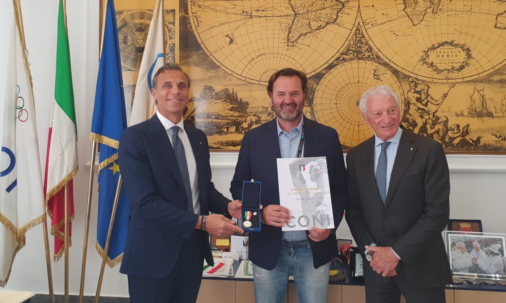 Buonfiglio and Mornati present Palma d’Oro for technical merit to Simone Tartarini, coach of Lorenzo Musetti