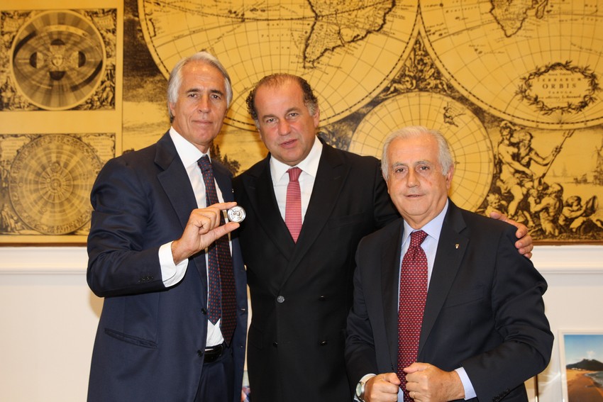 Il Presidente FITAV Luciano Rossi regala a Malagò e a Fabbricini la medaglia dei Mondiali di Granada