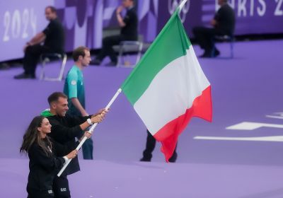 Closing Ceremony: Fiamingo and Paltrinieri flag bearers for Italia Team