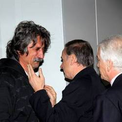 CONI: L'ultimo, emozionante saluto di Petrucci e Pagnozzi a Marco Simoncelli. L'abbraccio con papà Paolo