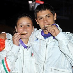 SINGAPORE 2010: Subito medaglie per l’Italia. La Mancini (fioretto) primo oro, argento con Affede (sciabola). I risultati degli altri azzurri