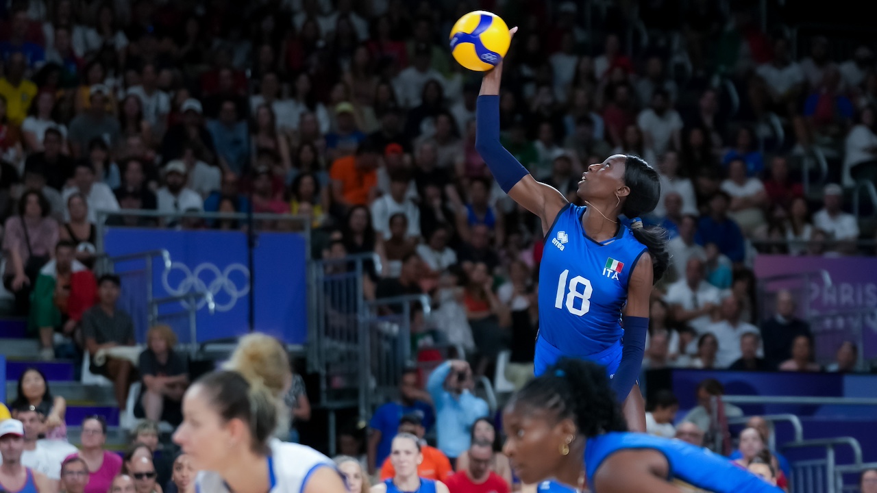 Parigi 2024, il pallone della finale vinta dalle azzurre e la maglia di Paola Egonu al Museo Olimpico del CIO