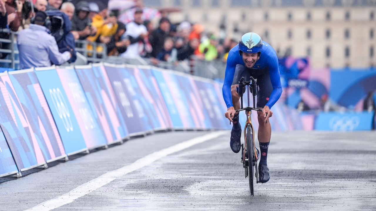 Prima medaglia azzurra a Parigi 2024: Ganna conquista l’argento nella cronometro davanti al Presidente Mattarella