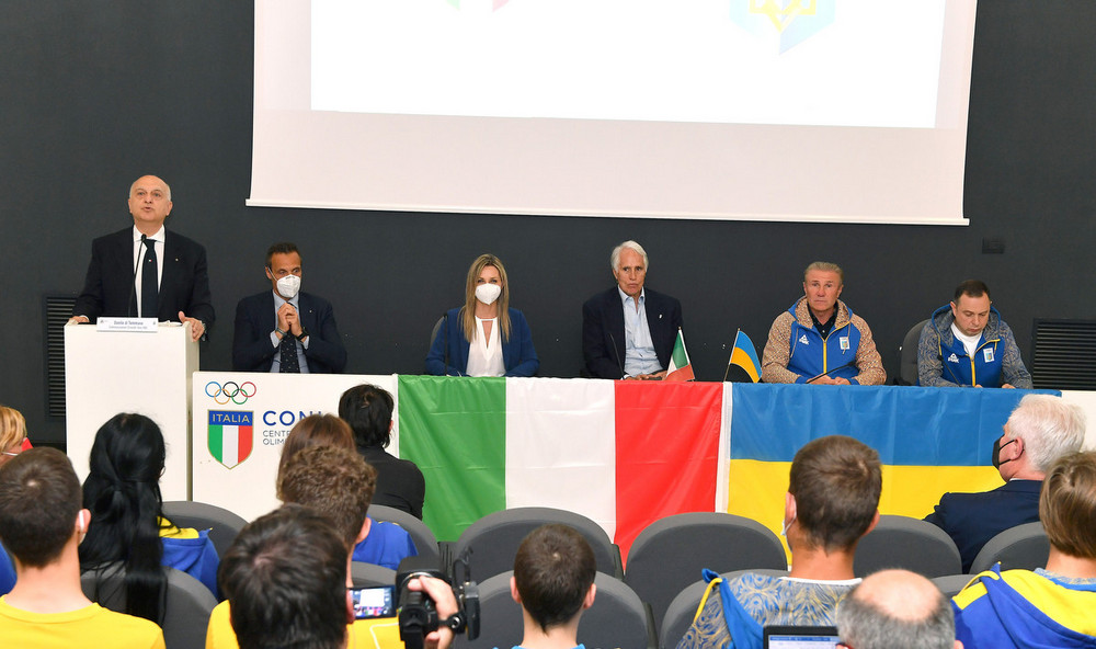 Bubka and Ukrainian Sports Minister meet with compatriots at Onesti. Proud Malagò: 'We are the first country to support the athletes in Kiev'