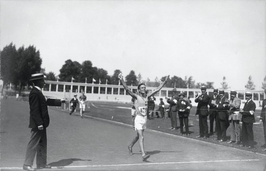 Ugo Frigerio centra il primo successo olimpico dell’Atletica italiana nella 10 km di marcia