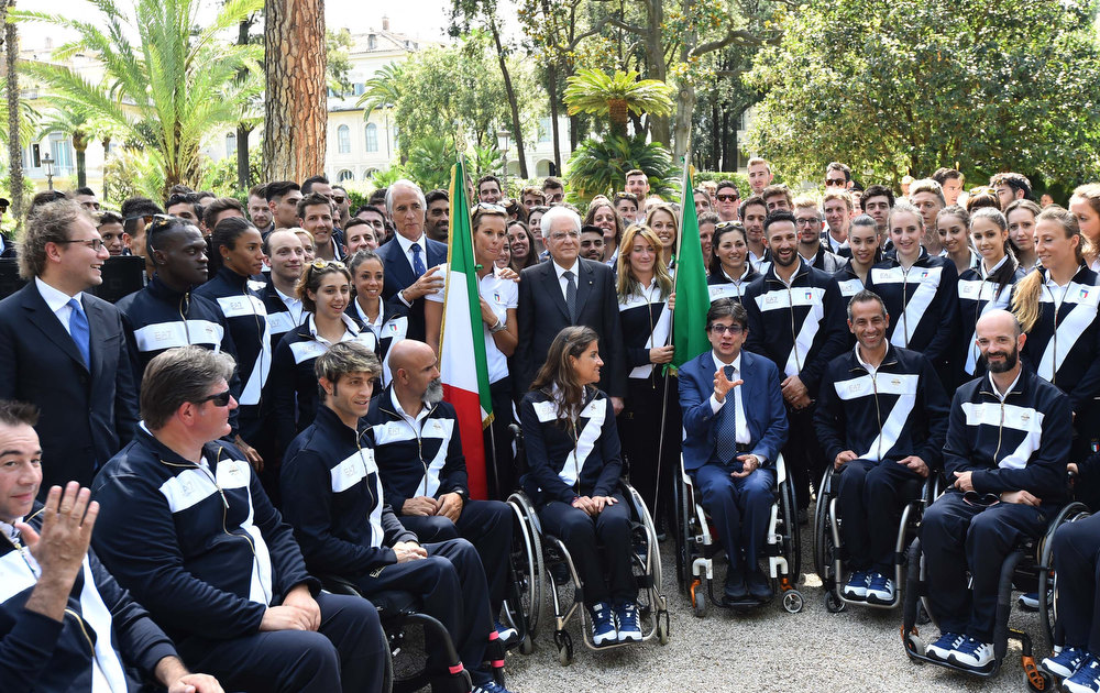 Italian pride at the Quirinal: Mattarella hands the Italian flag to Federica Pellegrini and Martina Caironi
