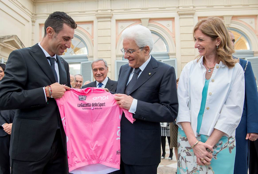 Italian champions at the Quirinal to celebrate 70 years of the Republic. Nibali donates his pink jersey to Mattarella