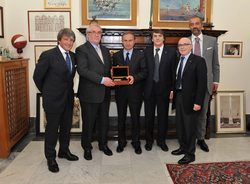 CONI: Il Presidente Petrucci riceve il Nick d'onore dalla Federazione Italiana Giuoco Squash